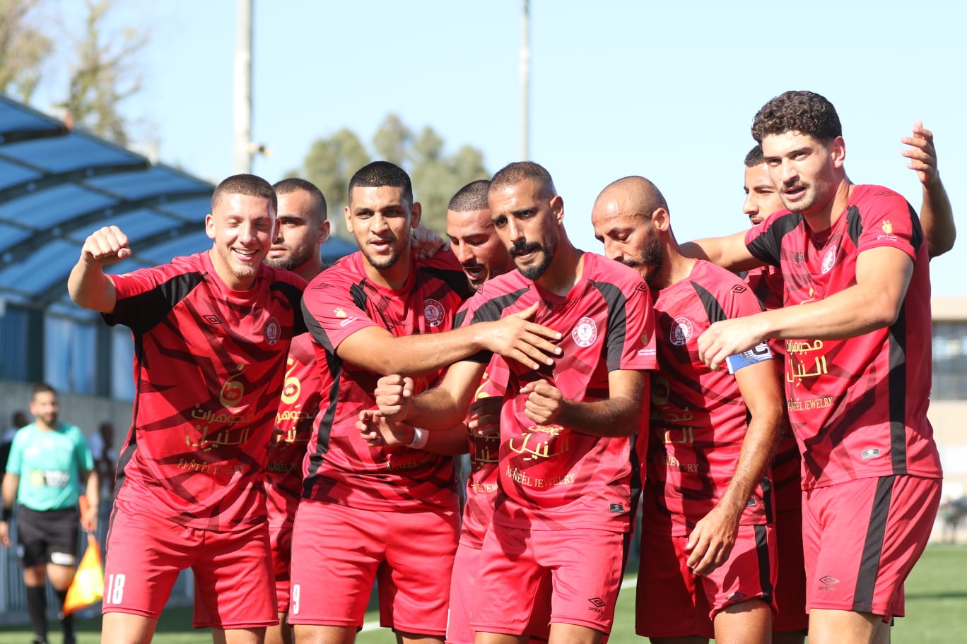 עמאש (במרכז) קיבל שתי מתנות מהגנת נשר (וואסים מוואסי)